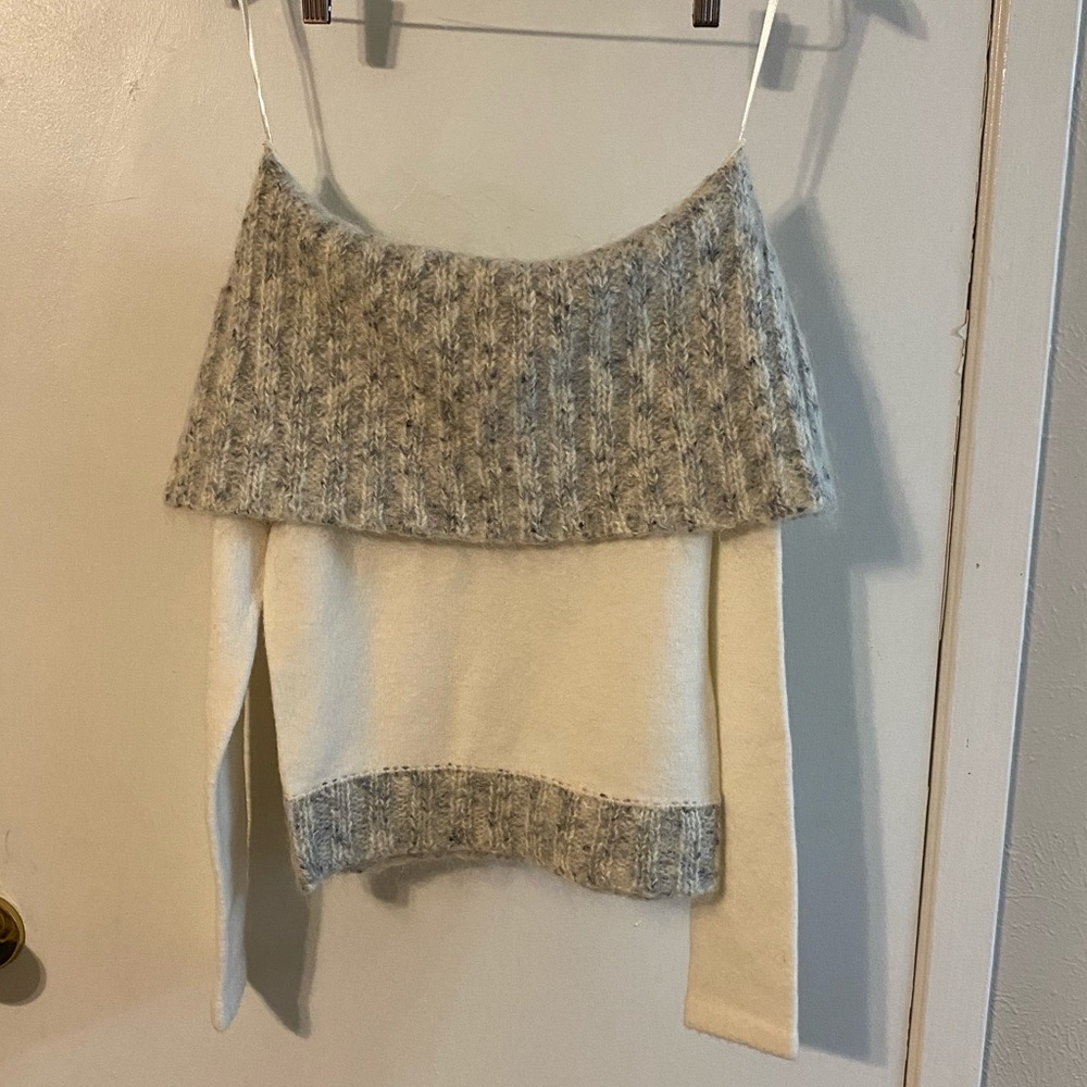 ❤️ Sweater off the shoulders Sz. M perfect conditions.
